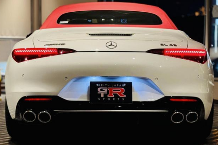 ﻿Chưa hết, Mercedes-AMG SL43 còn có thể bổ sung thêm 13 mã lực tạm thời thông qua hệ thống hybrid nhỏ. Sức mạnh trên dòng xe thể thao Mercedes-AMG SL43 sẽ đi kèm với hộp số MCT tự động 9 cấp của AMG, nhờ đó, giúp xe có khả năng tăng tốc từ vị trí xuất phát lên 100 km/h chỉ trong thời gian 4,9 giây, trước khi xe đạt vận tốc tối đa 275 km/h.