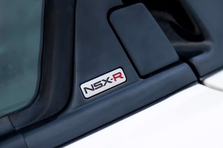 Thật khó để mô tả “New Sportscar eXperimental” của Honda mà không rơi vào những lời ca ngợi hay cách mô tả sáo rỗng. Tuy nhiên điều này ám chỉ đây là di sản của một trong những siêu xe quan trọng nhất thập niên 1990, đồng thời cũng là chiếc Honda quan trọng nhất từ trước đến nay.