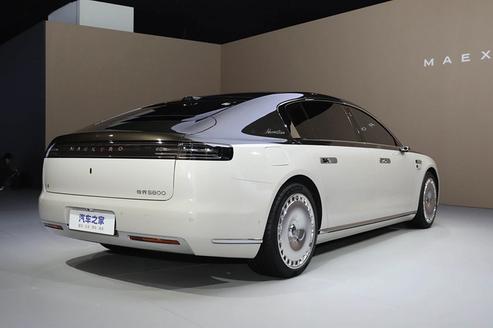 Maextro S800 là chiếc sedan dài tới 5,48 m; rộng 2 m và trục cơ sở đạt 3,37 m. Kích thước này gần tương đương với dòng Maybach S-Class. Xe có thiết kế hiện đại, phần đầu xe nổi bật với cụm đèn chiếu sáng dạng kép nằm ngang. Ngoại thất có thể tùy chọn gương chiếu hậu dạng camera.