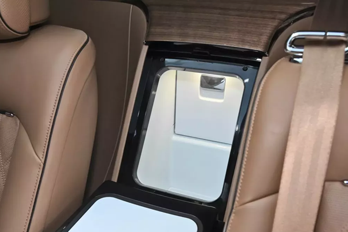 Bên trong Maextro S800 là 2 cấu hình nội thất, gồm 4 chỗ và 5 chỗ. Dung tích khoang hành lý là 445L, lót bằng nhung cao cấp. Thêm vào đó là 5 tùy chọn màu nội thất: nâu, trắng-tím, trắng, trắng-nâu và nâu đậm.