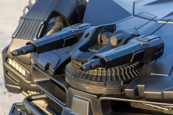 Khoang cabin của xe vẫn giữ bố cục nguyên bản của Mercedes-Benz CL55 AMG nhưng đã được cải tiến ở một số chi tiết như màn hình trung tâm và vô lăng, mang đến cảm giác hiện đại, phù hợp với thiết kế ngoại thất táo bạo.