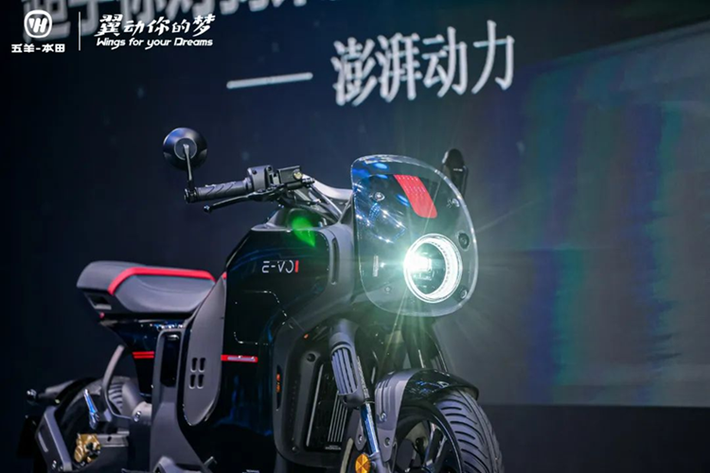 Cả hai phiên bản đều hỗ trợ sạc điện công suất 1.800 Watt, cho phép xe di chuyển được 50 km chỉ sau 1 giờ sạc. Người dùng có thể sử dụng nguồn điện dân dụng hoặc sạc nhanh ô tô tùy điều kiện. Xe có thể tăng tốc từ 0 - 50 km/h trong 2,8 giây, trước khi đạt vận tốc tối đa 120 km/h, đây là con số rất ấn tượng trong phân khúc mô tô điện đô thị.