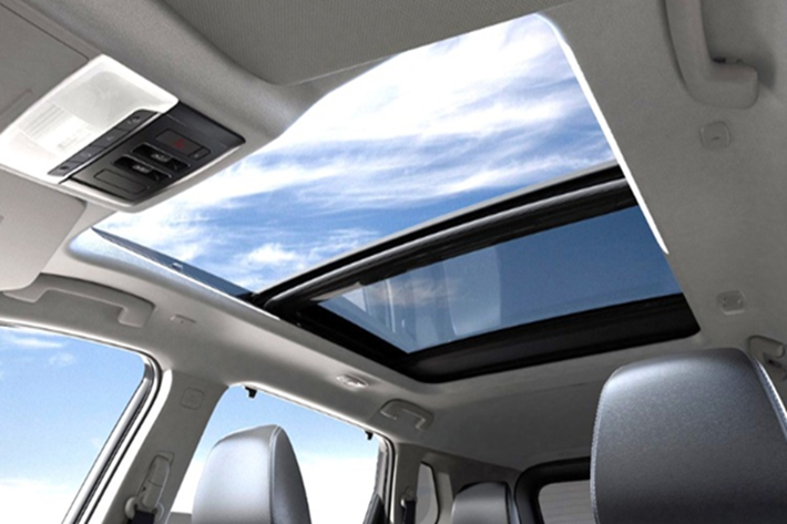 X-Trail e-POWER e-4ORCE sở hữu hệ thống tiện nghi hiện đại với đèn pha LED đa tầng, hệ dẫn động 4 bánh có nhiều chế độ lái, khóa thông minh cho cả 4 cửa, cốp sau điều khiển điện và cảm biến đá chân để mở cốp rảnh tay. Tính năng khởi động xe từ xa cũng được trang bị.