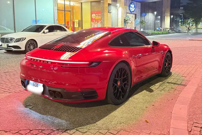 Porsche 911 thế hệ 992.1 được trang bị động cơ 6 xi-lanh, dung tích 3.0 lít, tăng áp kép, sản sinh công suất tối đa 385 mã lực, tăng 15 mã lực so với thế hệ cũ. Porsche 911 Carrera giờ đây chỉ mất thời gian 3,7 giây để có thể tăng tốc từ vị trí xuất phát lên 100 km/h trước khi đạt vận tốc tối đa 308 km/h.