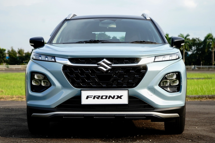 Cổng sạc USB Type A/Type C, điều hòa tự động đi kèm màn hình hiển thị kỹ thuật số, cửa gió dành cho hàng ghế sau, sạc điện thoại không dây và khởi động nút bấm. Đáng tiếc là mẫu xe này không có phanh tay điện tử như Suzuki Fronx dành cho thị trường Nhật Bản.