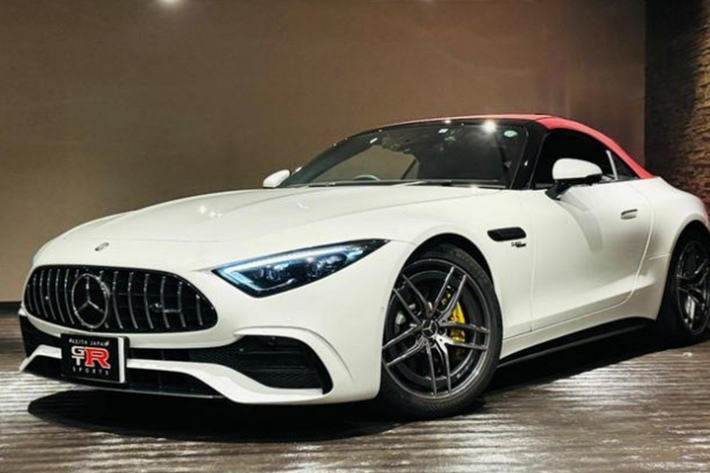 Bước vào bên trong khoang lái của Mercedes-AMG SL43, khách hàng sẽ cảm nhận ngay thế hệ mới có nhiều sự thay đổi, đầu tiên là bộ ghế phong cách thể thao, ôm lấy người ngồi sau vô lăng và ghế phụ, còn hành khách phía sau thoải mái hơn nhiều, đơn giản, hàng ghế thứ 2 dành cho con nhỏ, đi chơi cùng bố mẹ.
