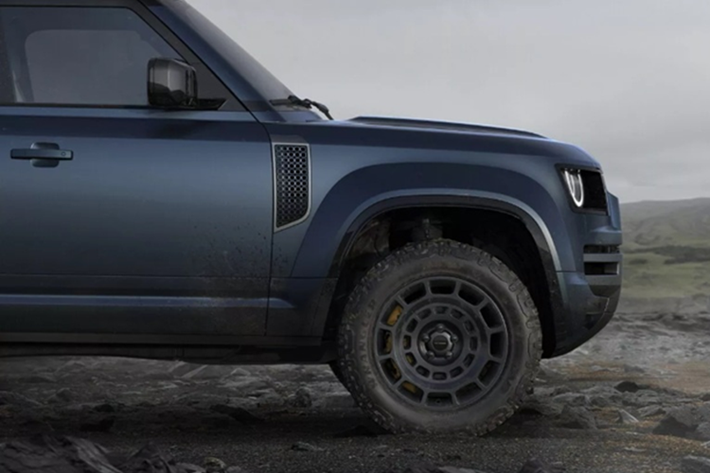 Land Rover cũng bổ sung nhiều tùy chọn màu sắc mới cho xe như: Borasco Grey (lấy cảm hứng từ mỏ bạc Borasco, California), Woolstone Green (từ thác Woolstone tại Anh) và màu độc quyền Sargasso Blue.