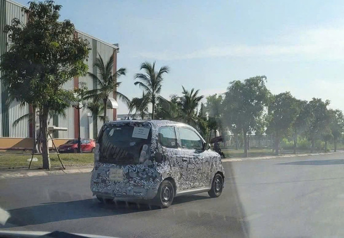 Theo hình ảnh rò rỉ, Minio Green vẫn giữ nguyên thiết kế như những bản phác thảo trước đó: thân xe bo tròn, đèn pha bán nguyệt hiện đại, logo chữ V đặc trưng đi kèm hai dải chrome sáng bóng, một dấu ấn quen thuộc của nhà VinFast.