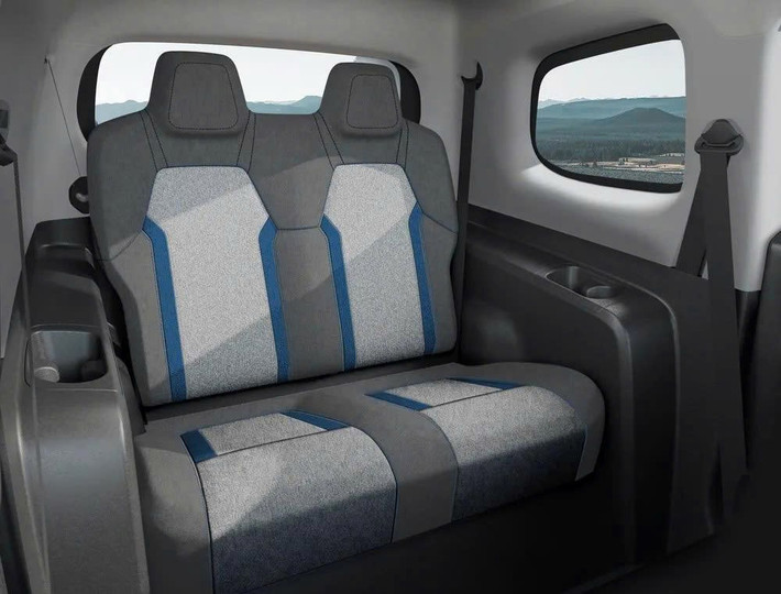 Tầm hoạt động dao động từ 120–180km cho mỗi lần sạc, phù hợp với nhu cầu di chuyển nội thành. Giá bán chính thức của Minio Green được VinFast công bố ở mức 269 triệu đồng. Những chiếc xe đầu tiên dự kiến sẽ đến tay khách hàng vào tháng 8 tới.