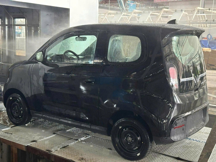 Minio Green sử dụng bộ lốp 155/65 R13, tức bản lốp rộng 155mm, độ dày tương đương khoảng 101mm kết hợp mâm 13 inch, một cấu hình khá hợp lý cho điều kiện đô thị.