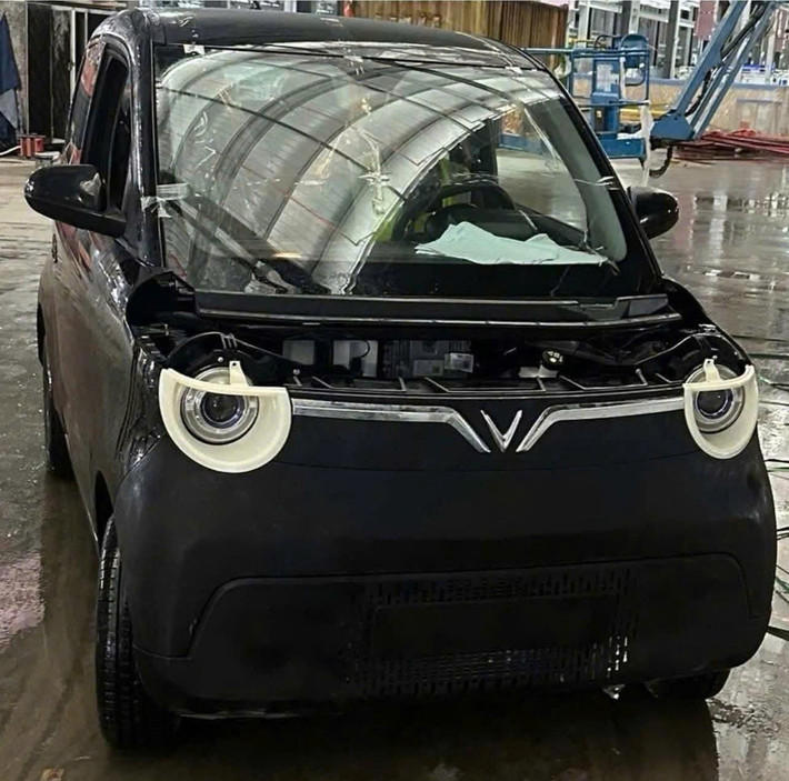 Xe có kích thước nhỏ gọn với chiều dài 3.090mm, rộng 1.496mm, cao 1.625mm, chiều dài cơ sở đạt 2.065mm và khoảng sáng gầm 155mm, cao hơn cả một số mẫu xe hạng B như Toyota Vios (133mm), Kia Soluto (150mm) hay Kia Morning (151mm).