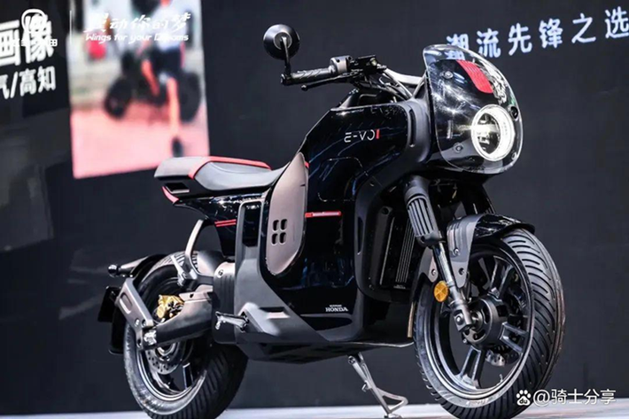 Hiện tại, Honda E-VO chỉ được phân phối tại thị trường Trung Quốc và do Wuyang Honda sản xuất. Tại thị trường nội địa, Honda E-VO có giá bán khởi điểm từ 29.999 nhân dân tệ (tương đương 96,1 triệu đồng) cho bản tiêu chuẩn và 36.999 nhân dân tệ (khoảng 118,5 triệu đồng) cho bản Pro ba pin.