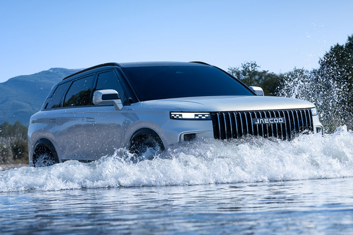 Cả hai đều được trang bị nội thất bọc da với ghế tích hợp sưởi/làm mát/nhớ vị trí, màn hình cảm ứng lớn, cửa sổ trời toàn cảnh Panorama và các ứng dụng hỗ trợ người lái như hỗ trợ lái tự động, cảnh báo va chạm, giữ làn đường,...