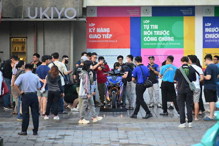 Một trong những điểm nhấn ở Yamaha NVX 155 2025 là bảng đồng hồ kỹ thuật số hiển thị màu với 3 chế độ khác nhau, giúp người dùng dễ dàng quan sát thông tin trong mọi điều kiện ánh sáng.