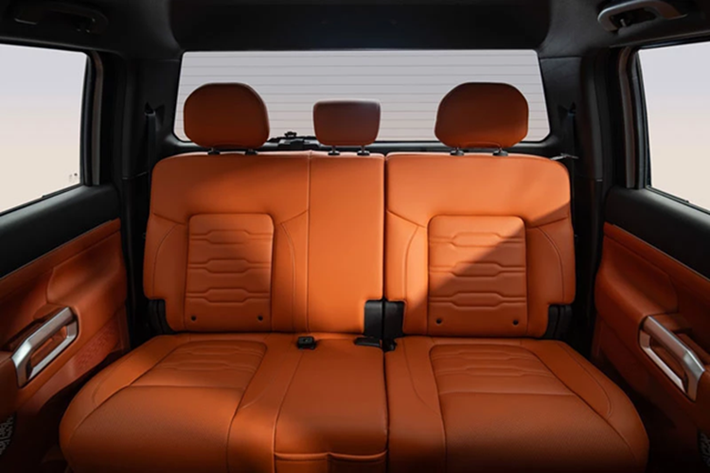 "Trái tim" của Zhengzhou Nissan Z9 GE PHEV là hệ truyền động hybrid cắm sạc, kết hợp động cơ xăng tăng áp 1.5L với một mô-tơ điện. Tùy phiên bản, xe sẽ có tổng công suất 322 mã lực hoặc 429 mã lực trong khi mô-men xoắn cực đại đạt 800 Nm.