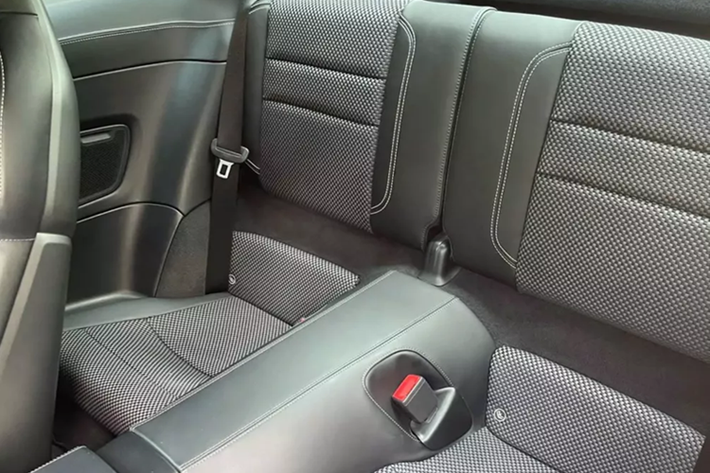 Đầu tiên là logo 911 Carrera 4S được gắn thêm, nguyên bản xe là tiêu chuẩn 911 Carrera, xe có bộ mâm đa chấu kép nên rất hợp với logo mới này. Tiếp theo màu sơn "zin" của xe là xanh nhưng sau khi trải nghiệm, chủ đã sơn lại thành màu đỏ.