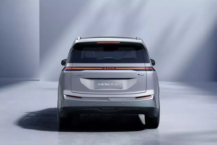 Với kích thước này, xe được định vị trong phân khúc SUV cỡ C dù ngoại hình giống MPV. Bên trong GAC Aion Y Plus 2025 vẫn là không gian nội thất 2 hàng ghế với 5 chỗ ngồi. Hệ thống giải trí trên xe đã được nâng cấp giao diện người dùng, cải thiện trải nghiệm sử dụng.