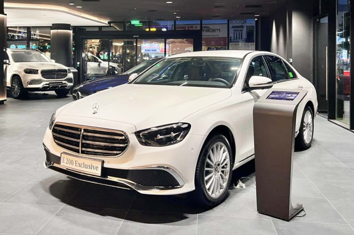 Sự xuất hiện sắp tới của E-Class thế hệ mới tại Việt Nam sẽ đánh dấu cuộc cạnh tranh mới trong phân khúc sedan hạng sang cỡ trung, nơi mà đối thủ BMW 5 Series cũng được kỳ vọng sẽ ra mắt phiên bản hoàn toàn mới trong năm nay.