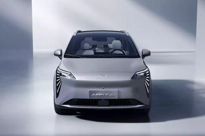 Thay đổi đáng chú ý ở ngoại thất là cụm đèn hậu được thiết kế lại, tích hợp logo phát sáng của thương hiệu Aion ở giữa. Trong khi đó, kích thước của xe vẫn giữ nguyên như phiên bản cũ, bao gồm chiều dài 4.535 mm, chiều rộng 1.870 mm, chiều cao 1.650 mm và chiều dài cơ sở 2.750 mm.