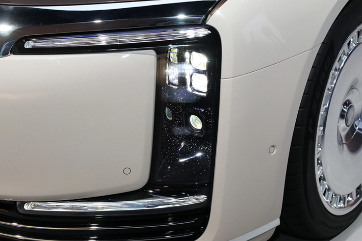 Maextro S800 có 5 phiên bản cùng giá bán dao đông từ 708.000 đến 1.018.000 nhân dân tệ (2,56 - 3,69 tỷ VNĐ). Việc Huawei dấn thân vào thị trường xe điện hạng sang thông qua Maextro cho thấy chiến lược dài hạn trong lĩnh vực di động thông minh.