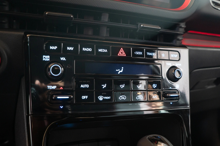 Bước vào bên trong Hyundai Creta 2025, khách hàng Việt sẽ bắt gặp một số trang bị mới, nổi bật là màn hình cỡ lớn trên mặt táp-lô, tích hợp bảng đồng hồ kỹ thuật số và màn hình cảm ứng trung tâm cùng có kích thước 10,25 inch. Ngoài ra, xe còn có hệ thống âm thanh Bose 8 loa, ghế trước thông hơi, sạc điện thoại không dây và cửa sổ trời toàn cảnh Panorama.