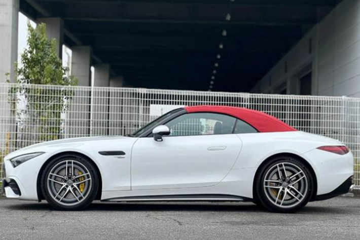 Màn hình sau tay lái dạng kỹ thuật số 12,3 inch. Các chế độ lái được điều chỉnh bằng núm xoay trên cần số, hệ thống tùy chỉnh âm thanh ống xả là những trang bị tiêu chuẩn, có trên chiếc xe thể thao mui trần Mercedes-AMG SL43 thế hệ thứ 7. Cửa gió điều hòa mô phỏng cánh quạt các máy bay chiến đấu.