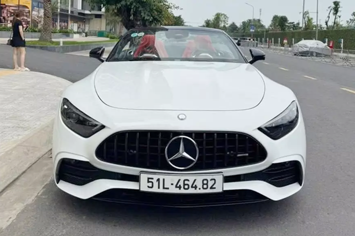 Mercedes-AMG SL43 là mẫu xe thể thao mui trần mới nhất được phân phối chính hãng tại Việt Nam, với thiết kế đẹp mắt, sức mạnh ấn tượng và nội thất hiện đại, mẫu xe này đã nhận được sự quan tâm đặc biệt khi có gần 10 xe được nhập về nước.