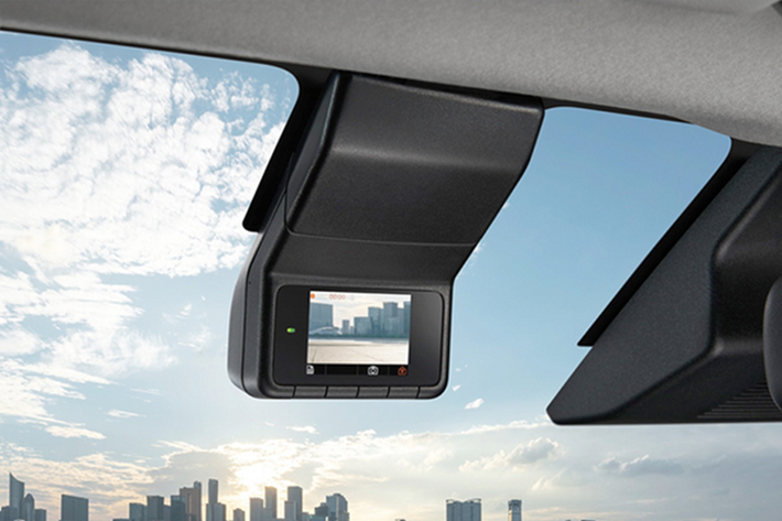 Phanh tay điện tử (EPB) với chức năng tự động giữ phanh tạm thời Auto Hold, hệ thống điều hòa tự động với cửa gió dành cho hàng ghế sau, khóa thông minh Smart Keyless Entry và khởi động nút bấm.