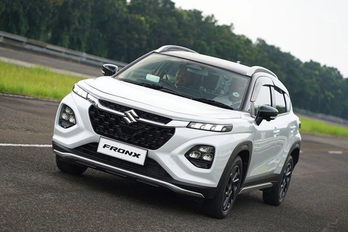 Trang bị tiện nghi của Suzuki Fronx ở thị trường Indonesia khá đầy đủ với vô lăng chỉnh 4 hướng, bảng đồng hồ analog đi kèm màn hình đa thông tin, màn hình hiển thị thông tin kính lái HUD, màn hình cảm ứng trung tâm 9 inch, kết nối Bluetooth, hệ thống âm thanh với 6 loa