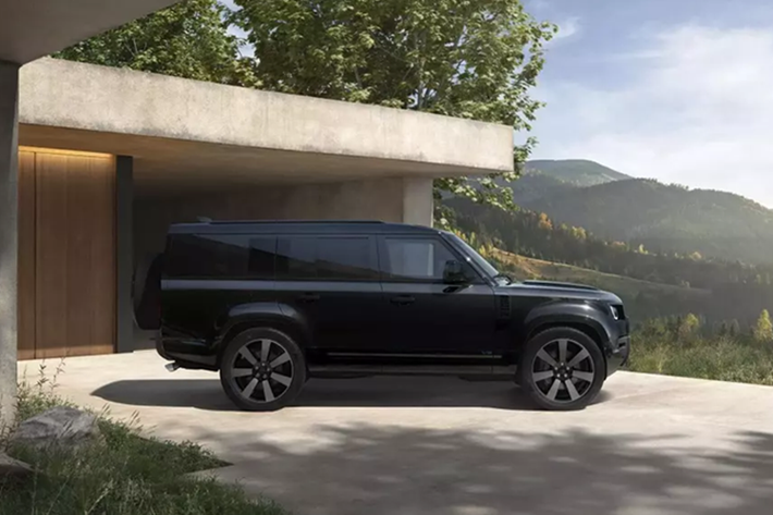 Lần đầu tiên, Land Rover trang bị tùy chọn hệ thống ga tự động thích ứng địa hình (Adaptive Off-Road Cruise Control), cho phép xe tự động điều chỉnh tốc độ để đảm bảo sự thoải mái tối ưu trên các bề mặt gồ ghề. Land Rover Defender bản nâng cấp giữa vòng đời này sẽ có nhiều tùy chọn động cơ tùy theo từng thị trường.