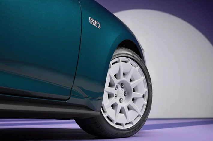 Ngoại thất của Mustang GT FX với gói hiệu năng cao Performance có các chi tiết sơn màu trắng Oxford gồm bộ mâm 19 inch thiết kế 5 chấu, hốc nhỏ tại lưới tản nhiệt. Nếu không có gói Performance, Mustang GT FX chỉ có biểu tượng và huy hiệu sơn màu trắng, viền hốc gió lưới tản nhiệt màu xám carbon.