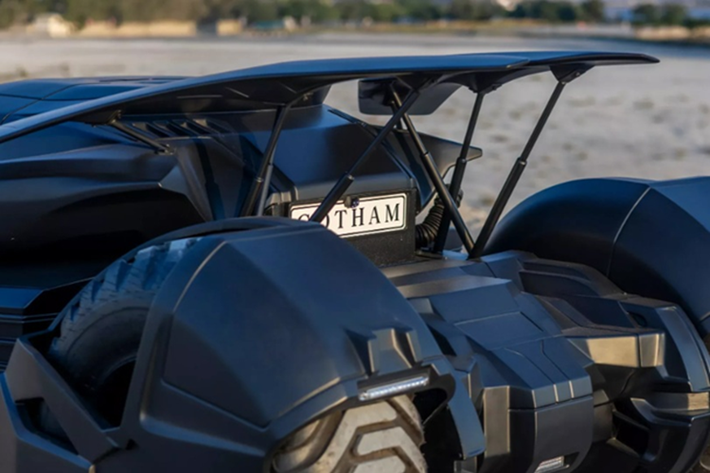 Những chi tiết nổi bật gồm cửa mở kiểu sập ngang, hốc hút gió cỡ lớn, bậc bước hoạt động thực tế và loạt chi tiết ngoại thất mang hơi hướng xe quân sự, góp phần tạo nên hình ảnh "siêu xe anh hùng" độc đáo.