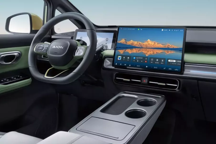 Mẫu ôtô Trung Quốc này hỗ trợ kết nối Carlink/Hicar, cho phép tích hợp điện thoại thông minh dễ dàng. Hệ thống định vị bổ sung tính năng đếm ngược đèn giao thông, rất hữu ích khi di chuyển trong đô thị. Về mặt tiện nghi, cả hàng ghế trước và sau đều có thể gập phẳng hoàn toàn. Trong khi đó, ghế lái được trang bị chức năng sưởi và thông gió.