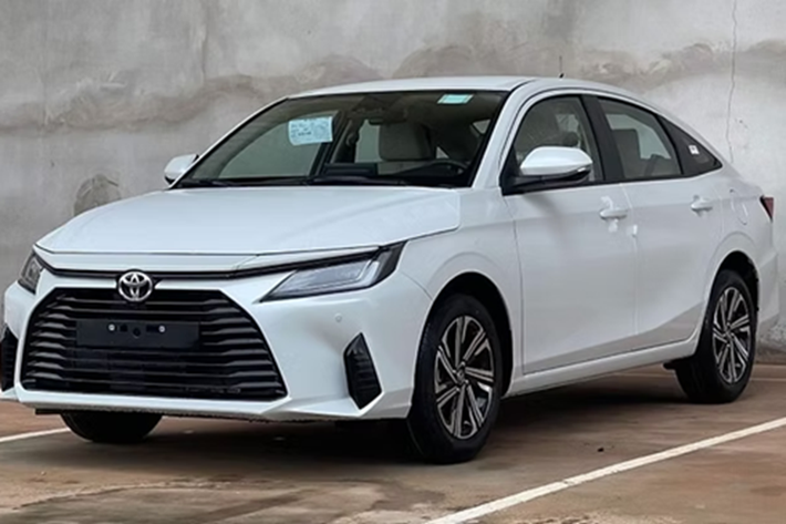 Theo đó, Toyota Vios Hybrid sẽ chính thức ra mắt tại thị trường Thái Lan vào tháng 8/2025 tới đây. Mẫu xe này được cho là sẽ sử dụng hệ truyền động hybrid mới với động cơ xăng 4 xi-lanh, dung tích 1.5L. Nhiều khả năng động cơ của Toyota Vios Hybrid sẽ dùng chung với người anh em Yaris Cross.