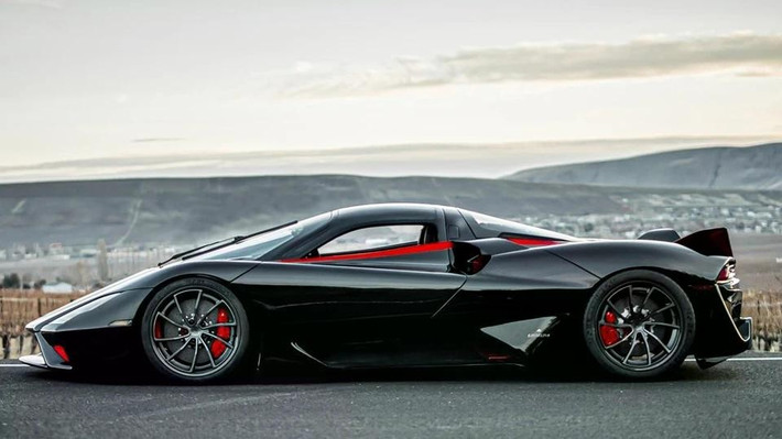 Sau những tranh cãi về dữ liệu thử nghiệm tại Nevada, SSC đã thực hiện lại bài kiểm tra cho chiếc SSC Tuatara tại Florida vào năm 2021 dưới sự giám sát chặt chẽ. Kết quả trung bình hai chiều đạt 455 km/h, trong đó lượt chạy nhanh nhất đạt 460 km/h. Sức mạnh 1.266 mã lực giúp Tuatara khẳng định vị thế trong câu lạc bộ siêu tốc độ. Ảnh: Courtesy of SSC North America.