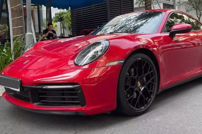 Vì vậy, cơn sốt săn lùng Porsche 911 992 bản cũ được các đại gia Việt đẩy lên cao trào, vì vậy mà có nhiều người sau vài tháng mua xe về chơi bán lại, không những lỗ mà còn lãi tình cảm, còn các thương lái cũng thành công trong việc chốt lời mẫu xe này.