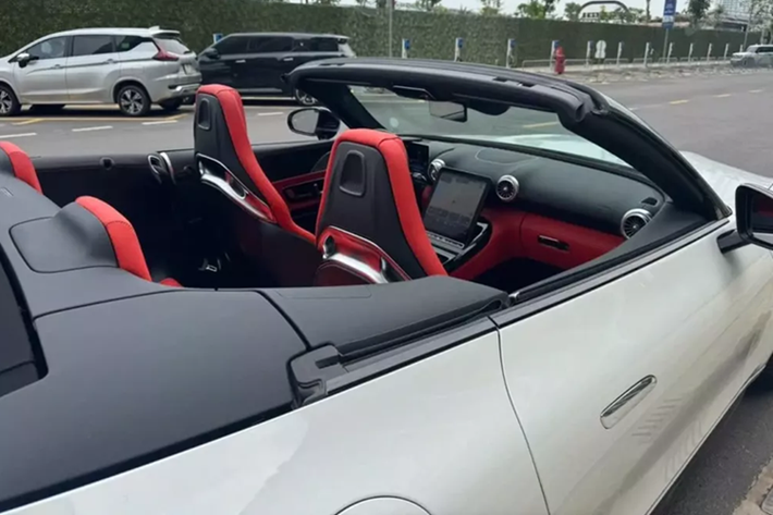 Mercedes-AMG SL43 mới chạy 2.000 km đã bị chủ nhân bán lại thuộc thế hệ thứ 7, sản xuất từ năm ngoái, chiếc xe này có phần mặt tiền khá ấn tượng với lưới tản nhiệt vòng cung, được tạo hình bằng các nan dọc, nằm chính giữa vẫn là logo ngôi sao 3 cánh.