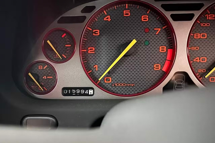 Động cơ V6 hút khí tự nhiên sản sinh công suất 290 mã lực, so với 270 mã lực của bản tiền nhiệm (vẫn truyền lực đến bánh sau qua hộp số sàn 4 hoặc 5 cấp), nhưng sức mạnh thô không phải là điểm nhấn của NSX.