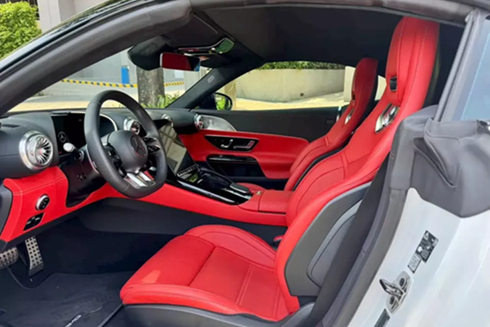 Đương nhiên rồi, sẽ thật sự thiếu xót nếu bỏ qua chi tiết cuối cùng, quan trọng nhất của dòng xe Mercedes-AMG SL43 2024 chính là mui xe, chiếc xe thể thao này sở hữu mui mềm, thay vì kim loại như trước đây, điều này giúp trọng lượng xe giảm cân đến 21 kg.