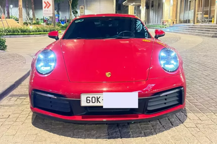 Chiếc Porsche 911 này có màu đỏ với nhiều chi tiết sơn đen tạo điểm nhấn, xe có bộ mâm đa chấu kép rất đẹp mắt, nội thất carbon với 2 màu xanh và bạc.