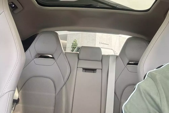 Bên trong khoang lái của Porsche Panamera mới được trang bị nội thất hiện đại hơn với nhiều màn hình hơn để bắt kịp xu hướng thị trường và đáp ứng thị hiếu của người tiêu dùng, như 3 màn hình.