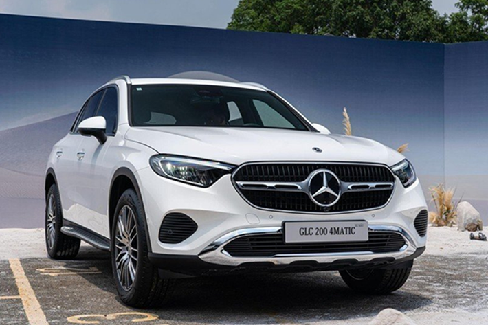 Mercedes-Benz GLC thế hệ mới đã chính thức trình làng ở thị trường Việt Nam vào hồi tháng 5/2023 với 2 phiên bản. Trong đó, bản tiêu chuẩn sở hữu những trang bị như gói phụ kiện Avantgarde, đèn pha LED High Performance, mâm hợp kim 19 inch, đèn LED ban ngày, đèn sương mù trước, đèn hậu LED và cửa cốp đóng/mở chỉnh điện.