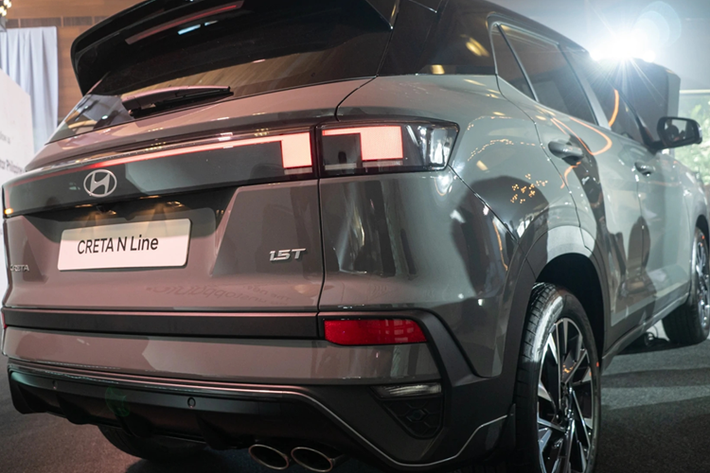 Hiện giá bán của Hyundai Creta 2025 ở Việt Nam vẫn chưa được hé lộ. Chỉ biết rằng, xe sẽ tiếp tục được lắp ráp tại Việt Nam như phiên bản cũ. Mẫu SUV cỡ B này dự kiến sẽ chính thức ra mắt Việt Nam vào tuần sau.