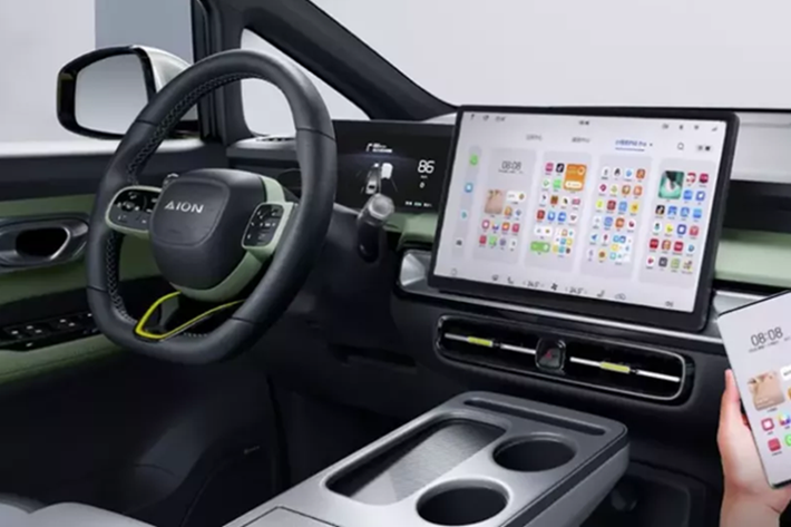 Dưới nắp ca-pô, xe được trang bị một mô-tơ điện với hai mức công suất là 100 kW (khoảng 136 mã lực) và 150 kW (2024 mã lực), đáp ứng nhu cầu sử dụng hàng ngày.