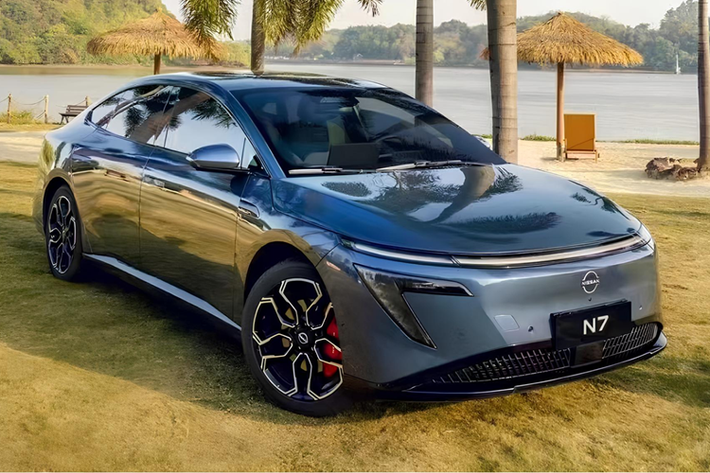 Các phiên bản cao cấp hơn sử dụng cùng hệ truyền động. Ngoài ra, còn có hai phiên bản được trang bị pin lớn hơn với dung lượng 73 kWh và có thể đi được 635 km sau một lần sạc. Giá xe Nissan N7 dao động từ 119.900 - 149.900 Nhân dân tệ (khoảng 419 - 524 triệu đồng).