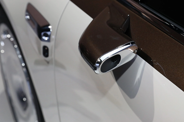 Với mạng lưới phân phối HIMA (Harmony Intelligent Mobility Alliance), Huawei không chỉ cung cấp công nghệ lõi mà còn trực tiếp kiểm soát kênh bán hàng, điều chưa từng thấy ở các thương hiệu xe hơi truyền thống.