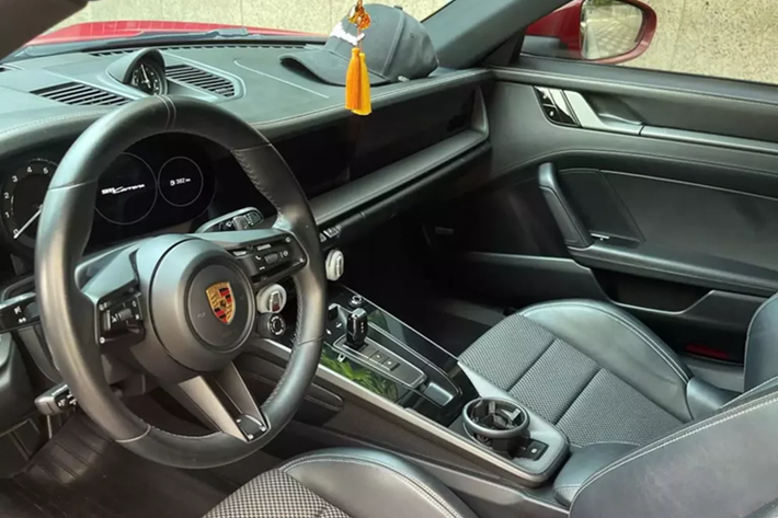 Xuất hiện trên đường phố với màu sơn đỏ rất bắt mắt, cùng logo 911 Carrera 4S ở đuôi xe, nhưng ít ai biết được chiếc xe Porsche 911 thế hệ 992.1 trong bài viết này đã trải qua 1 cuộc phẫu thuật thẩm mỹ lớn, mang đến sự mới mẻ cho ngoại thất.