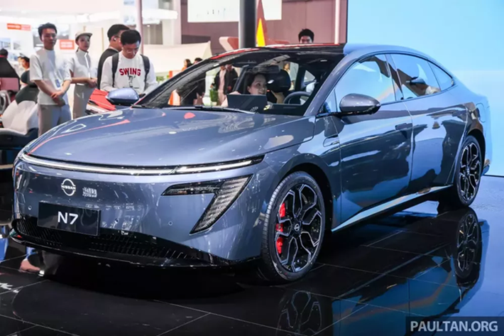 Nissan Ariya là một mẫu SUV điện khá ổn nhưng doanh số lại không đạt được kỳ vọng của hãng. Trong khi đó, Nissan Leaf đã lỗi thời từ lâu và phiên bản kế nhiệm vẫn đang được phát triển. Do đó, hãng Nissan cần một làn gió mới trong mảng ô tô điện. Mẫu xe có thể làm được điều đó chính là tân binh Nissan N7.