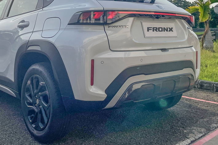 Đầu tiên là máy xăng 4 xi-lanh, dung tích 1.5L có mã K15C, kết hợp với công nghệ mild hybrid Smart Hybrid Vehicle by Suzuki (SHVS) dành cho phiên bản cao cấp. Động cơ xăng tạo ra công suất tối đa 101 mã lực và mô-men xoắn cực đại 135 Nm. Động cơ đi với mô-tơ điện giúp bổ sung 3,1 mã lực và 60 Nm cùng pin lithium-ion 6 Ah.