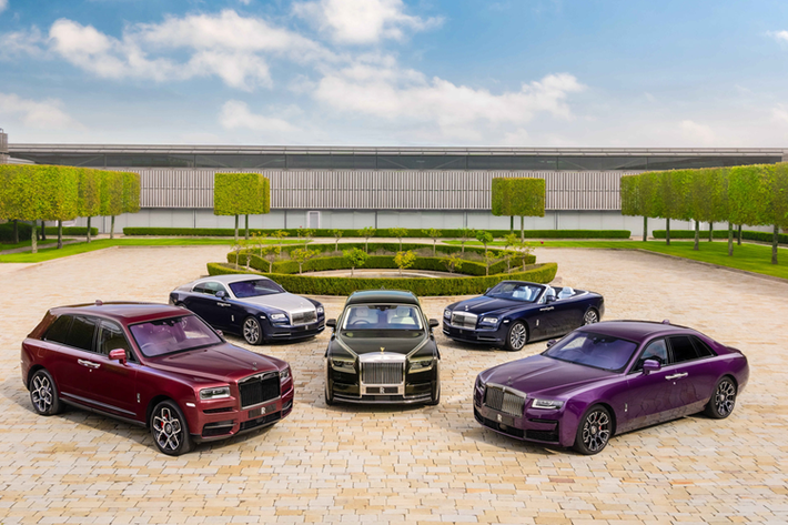 Nếu biến cabin thành một ‘rạp chiếu’ kỹ thuật số, bạn sẽ đánh mất cảm giác thực sự của một chiếc xe thủ công,” ông Colbeth nhấn mạnh. Trung thành với giá trị thủ công, sự khan hiếm và trải nghiệm khách hàng cá nhân hóa đến từng chi tiết, Rolls-Royce cho thấy một định nghĩa khác về thành công.